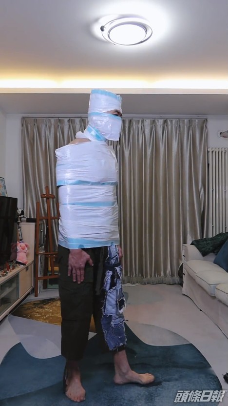 另外唐文龍又將膠袋包滿上身及頭部，呼籲大家減少使用塑膠產品。